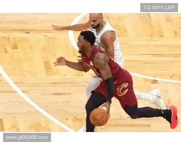 豪泽替补爆发命中七记三分砍下21分首节连中四球独取15分助球队大胜